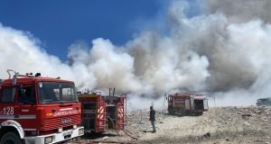 Situatë alarmante/ Digjet landfilli në Bushat, ndërhyrje emergjente nga zjarrfikësit e disa qyteteve