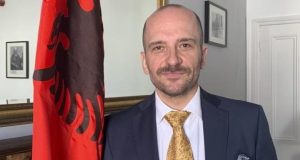 Letra e hapur e ambasadorit Ferizi për “The Guardian”: Shqiptarët në Britani po paguajnë çmimin e paragjykimeve