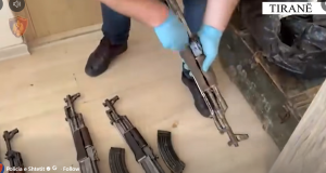 Goditet në Tiranë një bazë armatimi/ Bie në pranga nëna, në kërkim i biri