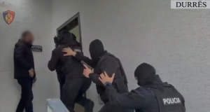 Studio tatuazhesh e mbushur me armë dhe municion, arrestohet 44-vjeçari në Durrës