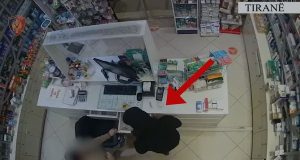 Grabiti dyqanin nën kërcënimin e thikës, arrestohet 42-vjeçari në Tiranë