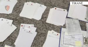 Zbulohet laboratori i falsifikimit të diplomave në Tiranë, një i arrestuar