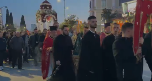 Qindra besimtarë në Fier marrin pjesë në shëtitjen e Epitafit të Krishtit