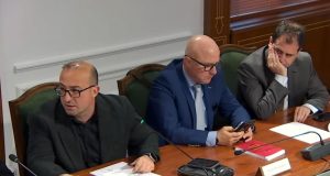 Korreshi ironi te “Ligjet”: Ne i qamë hallin Karçanajt, ajo del me rroba banjo në jug…!