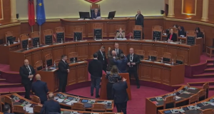 PS kërkon 1 minutë heshtje për masakrën e 2 prillit, opozita: Provokim! Noka bllokon foltoren: Ballën e rrjep si kec!