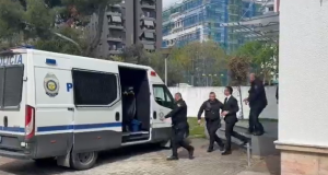 Veliaj rikthehet në qelinë e Durrësit. Gjykata shtyn më 8 maj seancën kundër Dados