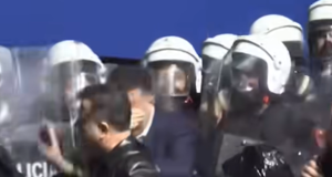 Incident në protestë, spraj ndaj Flamur Nokës – reagime të forta pas përplasjes