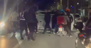 15-vjeçari përmbys makinën e policisë në Vlorë, plagosen dy policët (PAMJE)