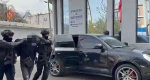 Tentoi të vriste 21-vjeçarin në Shkodër, momenti i arrestimit të autori në Tiranë (EMRI-VIDEO)