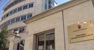 Prokuroria e Tiranës godet 3 call center-a, disa të arrestuar në Tiranë