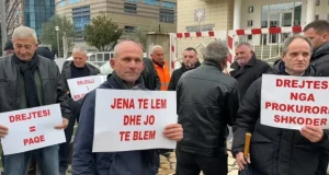 Protestë para Prokurorisë së Shkodrës/ Banorët e Baks-Rrjollit kërkojnë zbardhjen e dosjes së pronave