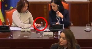 Sherr në Kuvendin e Maqedonisë së Veriut për gjuhën shqipe, deputetja shqiptare bllokon seancën