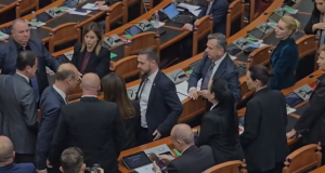 Tensione në Kuvend! Elda Hoti i heq kartën Bora Muzhaqit, ndërhyn Balla: Mos e prek…