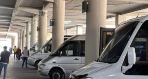 Shtrenjtimi i naftës fut në kolaps edhe transportin në rrethe, reduktohen me 60% autobusët