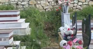 E pazakontë në Lushnje! Vidhen eshtrat e gruas që ndërroi jetë 17 vite më parë, hajdutët hapën tunel nën dhe