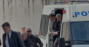 Erion Veliaj me pranga në duar, paraqitet në Gjykatën Administrative për t’u përballur me Ols Dadon