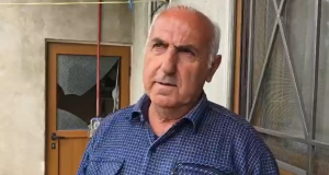 “E gjeti fqinji të bllokuar në dritare”, flet vëllai i pronarit për ngjarjen e rëndë në Fier