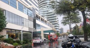 Zjarr në Hotel Tirana/ Flakët përfshijnë katin e katërt, ndërhyjnë zjarrfikëset