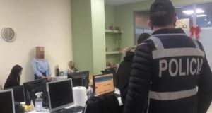“Mediat greke zbardhin skemën: Call center-at në Tiranë mashtruan edhe qytetarë grekë”