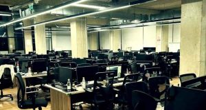 Mashtronin të huajt me Call Center në Tiranë, Prokuroria dërgon në gjyq menaxherin dhe dy punonjësit