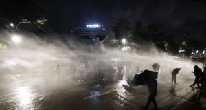 (FOTO) Momenti kur policia godet me ujë Sali Berishën gjatë protestës së opozitës