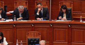 Berisha akuza Ramës në Kuvend: Shqiptarët varfërohen, kryeministri shpenzon 300 mijë euro për udhëtime me avion taksi