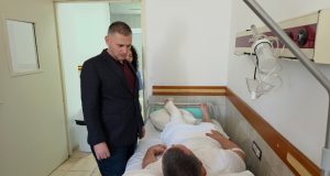 Skender Hita viziton policin e plagosur në operacionin antidrogë në Korçë