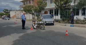 Aksident në aksin Fier–Roskovec, përplaset “Citroen” me motomjet – një i plagosur rëndë
