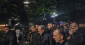 Berisha dhe protestuesit rikthehen të lagur në Selinë Blu pas përplasjes me policinë