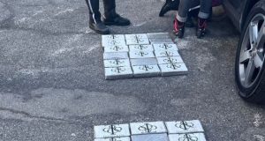 Italianët godasin shqiptarin me 45 kg kokainë, paketat me logon luksoze “T&CO”