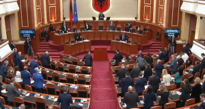 Kuvendi mban një minutë heshtje për Servet Pëllumbi