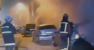 Digjen tre automjete në Tiranë, dyshohet për zjarrvënie të qëllimshme