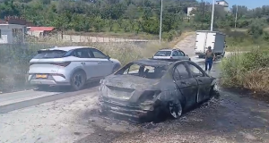 Automjeti përfshihet nga flakët në Fier, dyshohet shkëndijë elektrike