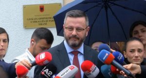 Gjykata e Lartë la Veliajn në qeli, avokati Ndreca: Po mbahet peng mandati i kryebashkiakut
