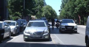 Tirana po mbytet nga makinat/ Qyteti pa parkime, pa frymë dhe pa zgjidhje
