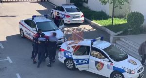 Tiranë/Arrestohen dy persona për vjedhjen e 28 mijë eurove dhe bizhuterive në Laprakë (EMRAT)