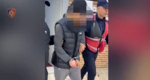 Mashtrim me SMS në emër të bankës, arrestohet një 25-vjeçar holandez në Tiranë