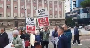 Protestë në Durrës për projektin TID/ 74 familje kundërshtojnë shembjen e banesave në zonën historike