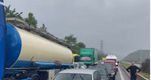 Bllokohet autostrada Tiranë–Elbasan, radhë kilometrike prej më shumë se dy orësh