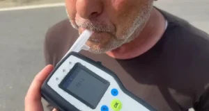 Transportonte 13 nxënës i dehur, ndalohet shoferi i furgonit në Elbasan (EMRI)