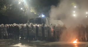 Tre policë të lënduar gjatë protestës së opozitës në Tiranë