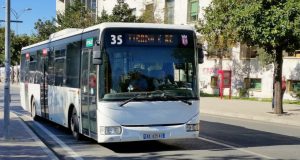 Operatorët e autobusëve letër qeverisë: Zgjatni subvencionin 50 lekë/litër për naftën