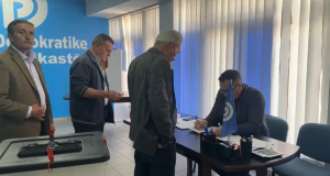 “Referendumi” i Berishës/ Pjesëmarrje e ulët në disa degë të PD, në Pustec votuan vetëm 15 anëtarë
