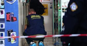 Zbulohen identitetet e dy shqiptarëve të arrestuar pas plagosjes me armë në Athinë (EMRAT)