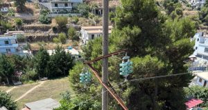 Alarm nga Saranda/ Banori denoncon rrezikun nga një shtyllë 35 kV pranë banesës: “Familja ime jeton çdo ditë mes frikës”