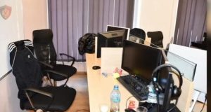 Goditet rrjeti i dyshuar i mashtrimit me Call Center në Tiranë, 7 të arrestuar dhe 27 të proceduar (EMRAT)