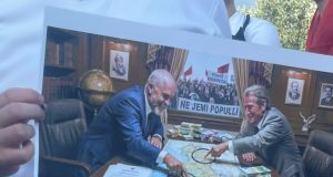 (FOTO) Pankarta të forta në protestën para Kryeministrisë: Nga pensionet te Zvërneci, qytetarët shpalosin mesazhet e tyre