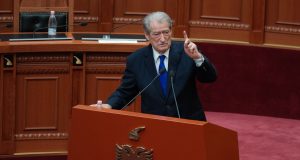 Berisha në Kuvend: Të anulohet “antimitingu” në Vlorë, akuzon qeverinë për presion ndaj administratës
