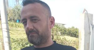 Identifikohet autori i dyshuar i vrasjes në Paskuqan, në kërkim 39-vjeçari Sadik Llanaj