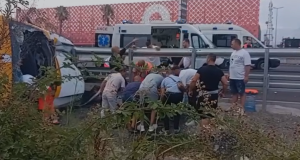 Dyshohet infarkt i shoferit, autobusi përmbyset në autostradën Tiranë–Durrës, 2 viktima 7 të plagosur